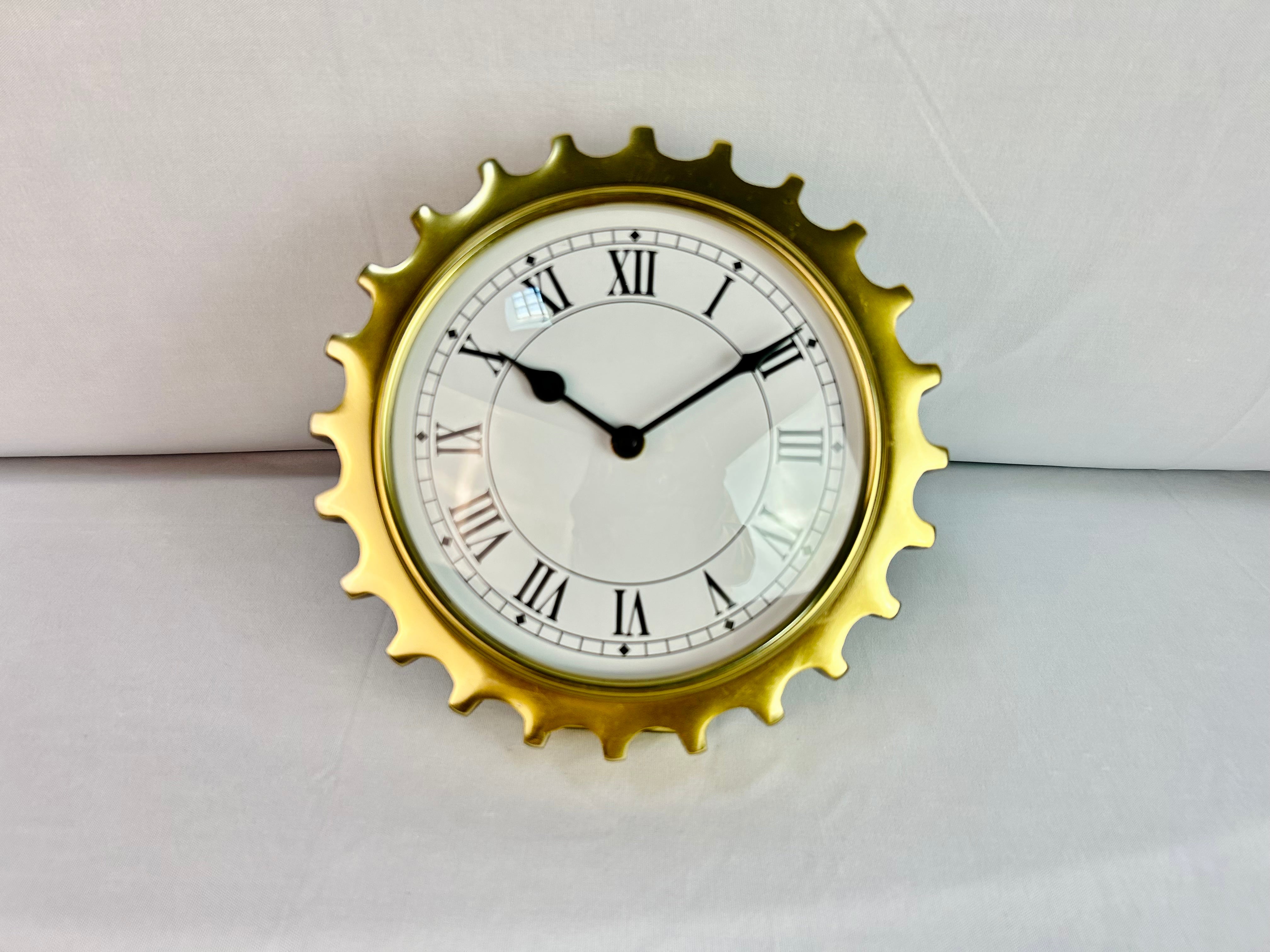 Reloj de mesa forma de engrane