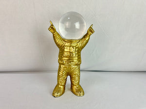 Astronauta dorado con esfera