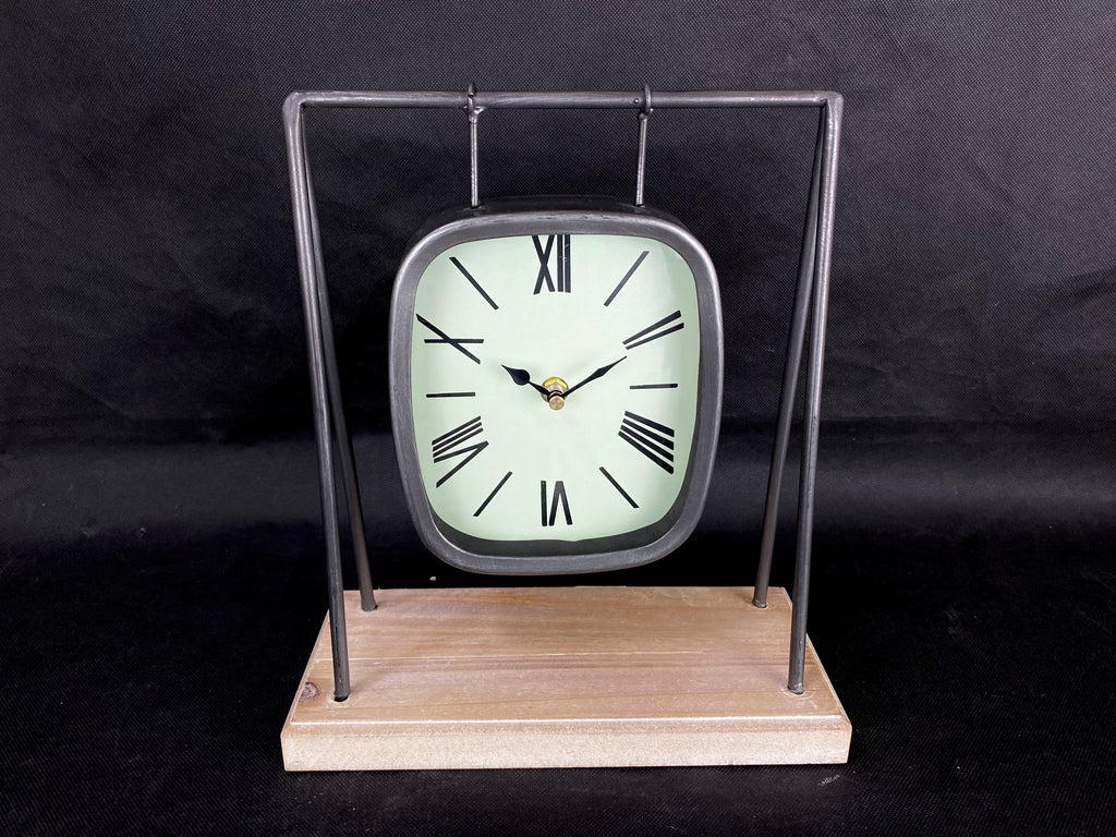 RELOJ CON ESTRUCTURA DE METAL Y BASE  DE MADERA