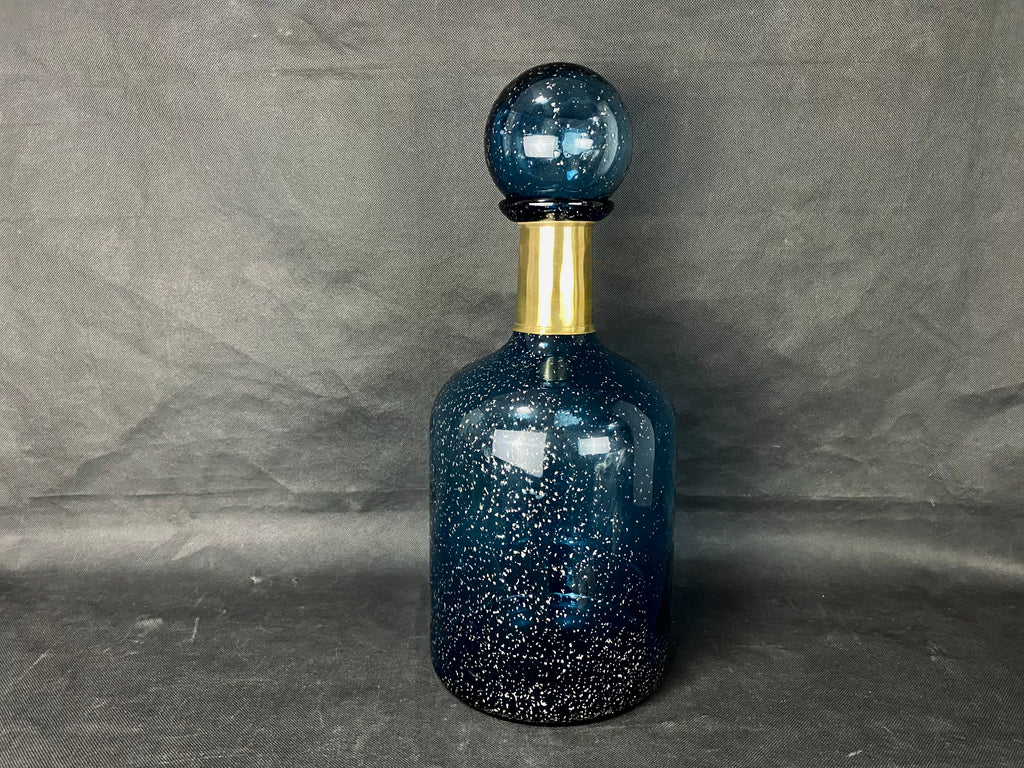 Botella ancha azul con detalles dorados  y tapa tipo esfera
