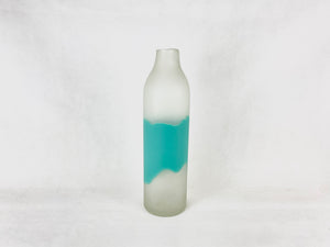Botella alta con línea azul