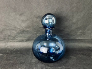 Botella ancha azul con tapa tipo esfera