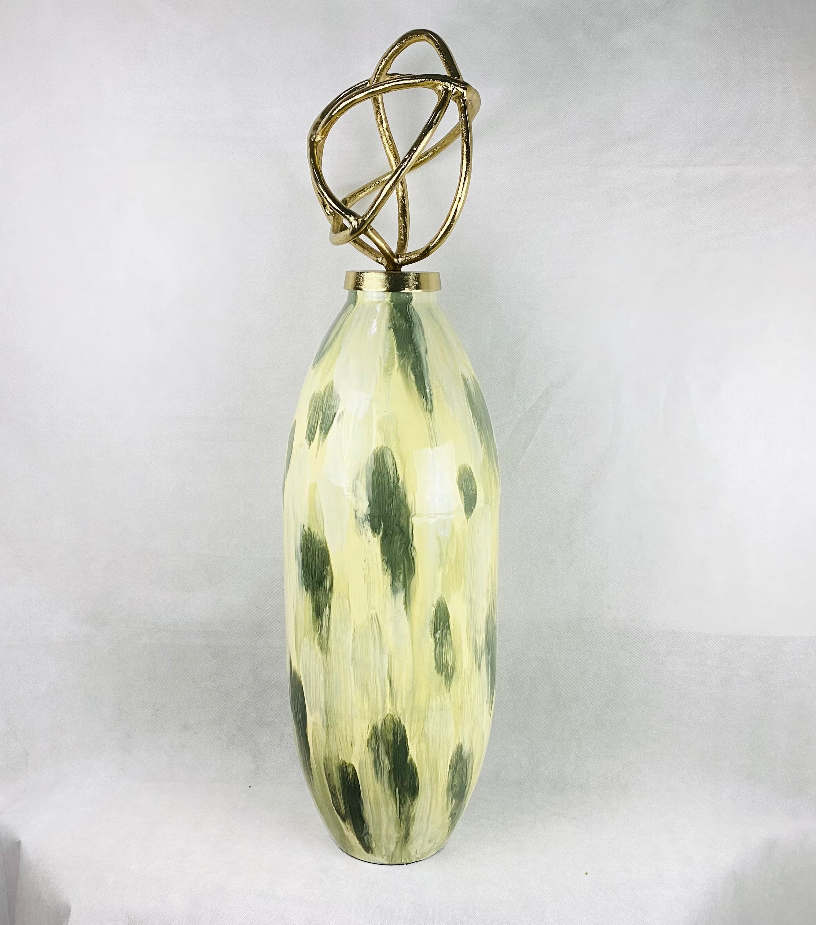 Botella decorativa ch.  beige con verde tapa tipo nudo dorado